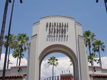 Los Ángeles exigirá pruebas y vacunas covid a visitantes de parques temáticos