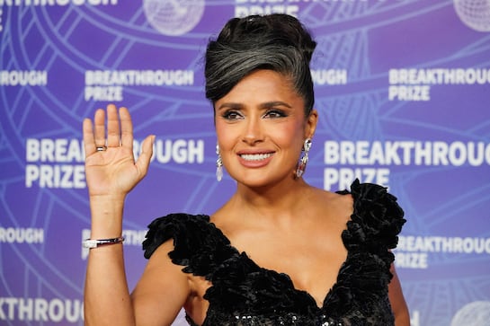 Salma Hayek arrasa en la gala Breakthrough Prize con lujoso vestido traslúcido 