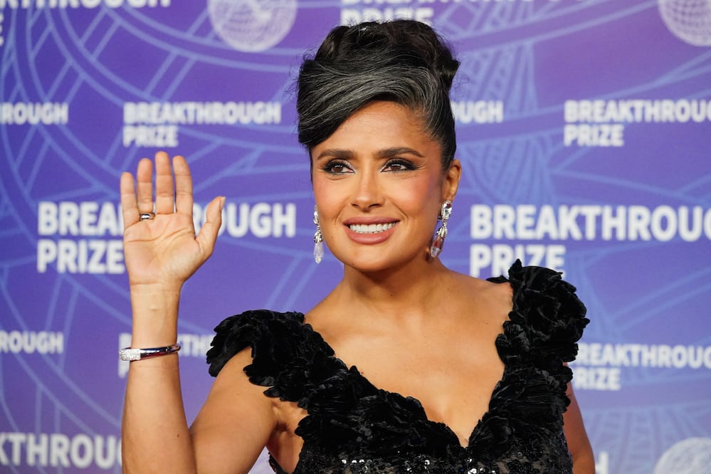Salma Hayek arrasa en la gala Breakthrough Prize con lujoso vestido traslúcido. Foto: AP