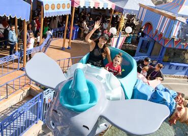 Eva Longoria y su hijo Santiago vacacionan en el parque Disneyland