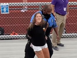 Video. Arrestan a mujer por no usar cubrebocas en partido escolar en EU