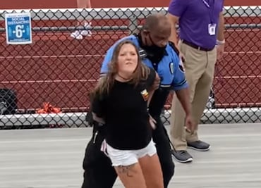 Video. Arrestan a mujer por no usar cubrebocas en partido escolar en EU