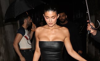 Kylie Jenner se luce con ajustado minivestido de cuero en la fiesta de Rosalía