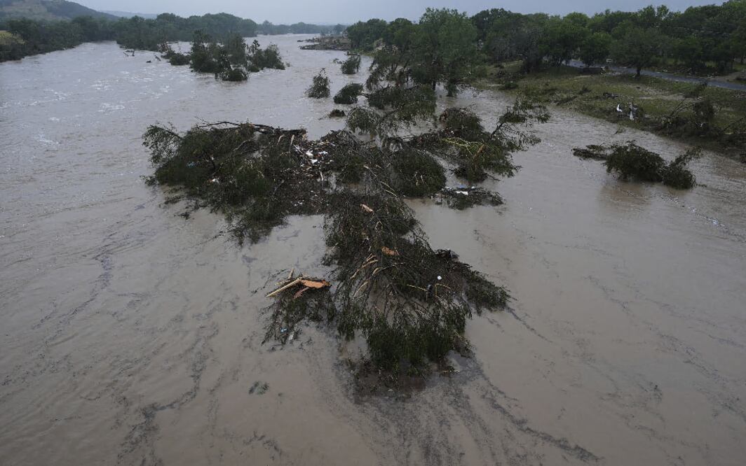 Al menos 6 muertos y varios desaparecidos en Texas tras inundaciones. (AP Photo/Eric Gay)
