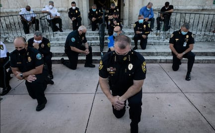 Viral. Policías de NY y Nueva Jersey se arrodillan en solidaridad hacia protestas