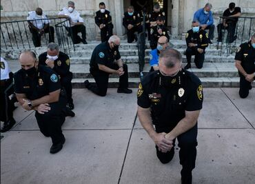 Viral. Policías de NY y Nueva Jersey se arrodillan en solidaridad hacia protestas
