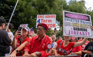 Protestan frente a la mansión del alcalde de Nueva York debido a crisis migratoria