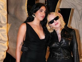 Hija de Madonna luce sus curvas con espectacular vestido negro de lujo en Milán