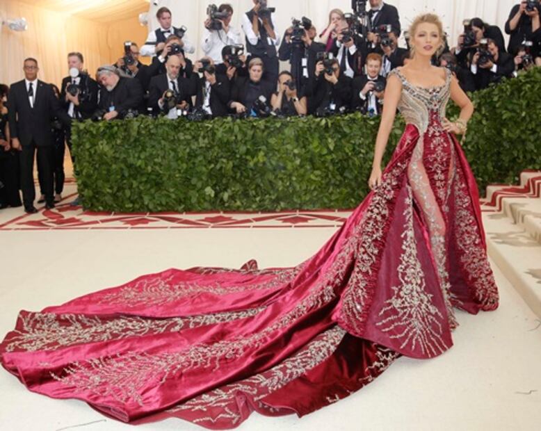 Blake Lively deslumbra con vestido plateado en Nueva York 
