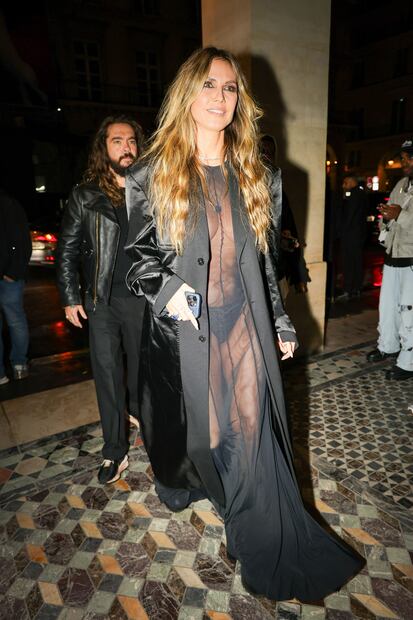 Heidi Klum se olvida del sostén y se deja ver con vestido transparente y bikini en París. Foto: The Grosby Group