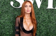 Megan Fox vuelve y presume sus curvas con espectacular vestido nude de corset