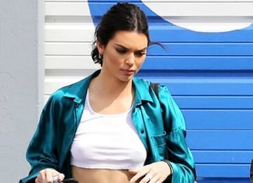 Kendall Jenner delinea su silueta con bodysuit en la montaña
