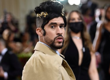 Bad Bunny baja en lista de popularidad tras arrojar celular de fan