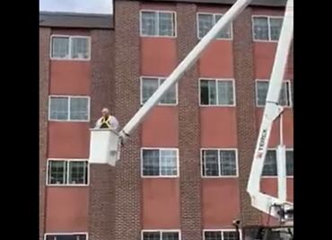 Hombre renta grúa para visitar a su esposa en asilo de EU