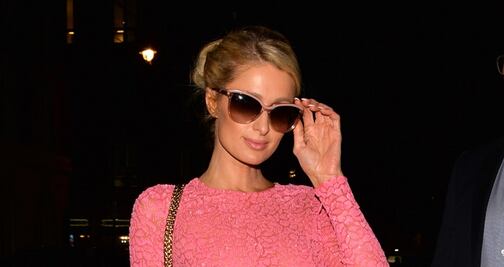 Paris Hilton deslumbra con vestido al estilo braless en Londres 
