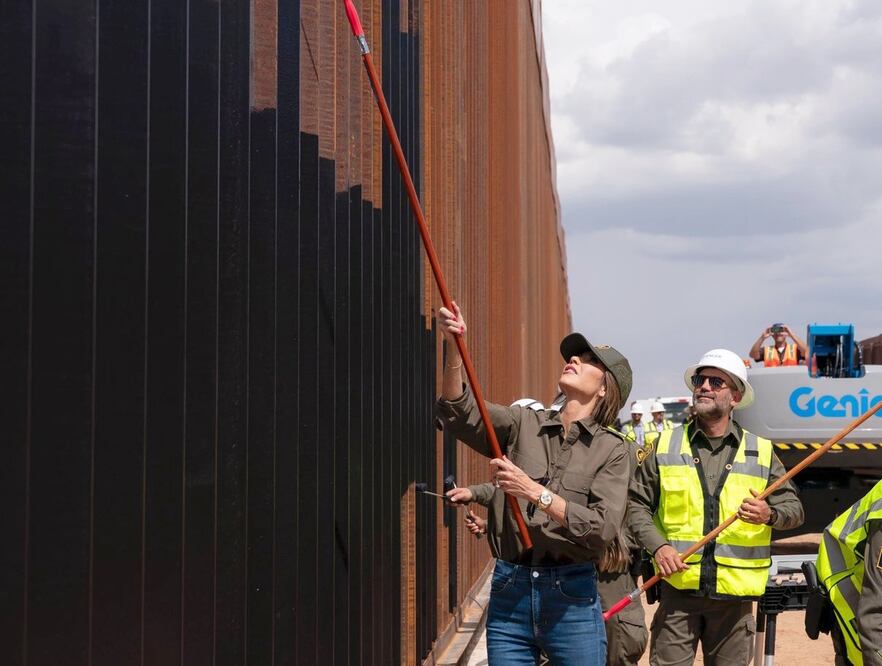 EU pinta de negro muro con México para frenar migración: "Será todavía más difícil de escalar"Foto: EFE/ @sec_noem