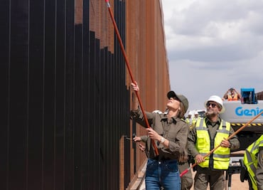 EU pinta de negro muro con México para frenar migración: "Será todavía más difícil de escalar"