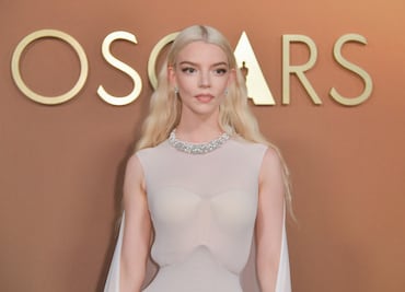 Anya Taylor-Joy se luce con vestido transparente y lencería a la vista en Los Ángeles