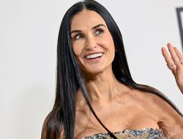 Demi Moore conquista con alucinante vestido de lentejuelas a los 60 años en Nueva York