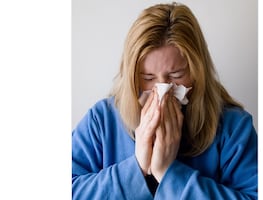 Médicos de EU aconsejan uso de aerosoles nasales anticovid