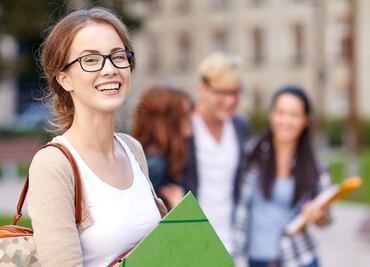 Universidades de California exigirán vacuna a estudiantes y personal