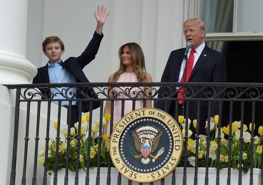 Barron Trump sorprende por su estatura en el lanzamiento de campaña de su padre 