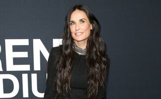 Demi Moore y el traje de baño con escotazo que modeló a los 59 años