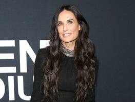 Demi Moore y el traje de baño con escotazo que modeló a los 59 años