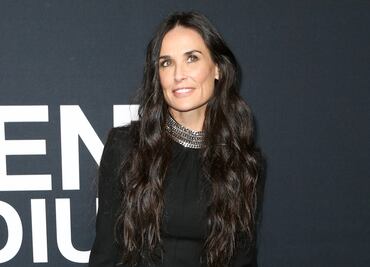 Demi Moore y el traje de baño con escotazo que modeló a los 59 años