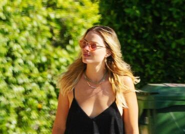Margot Robbie impacta con minivestido negro en Los Ángeles