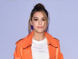 Sistine Stallone arrasa Instagram con ajustado vestido slip verde