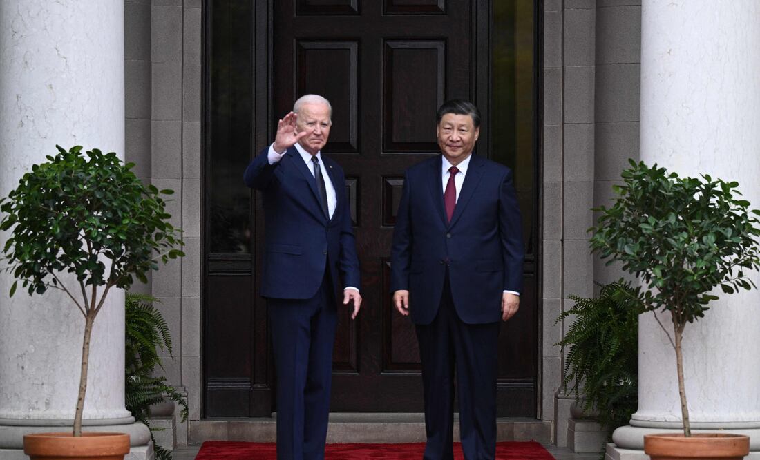 Biden y Xi reafirman su deseo de tener una conversación "franca". (Photo by Brendan SMIALOWSKI / AFP)