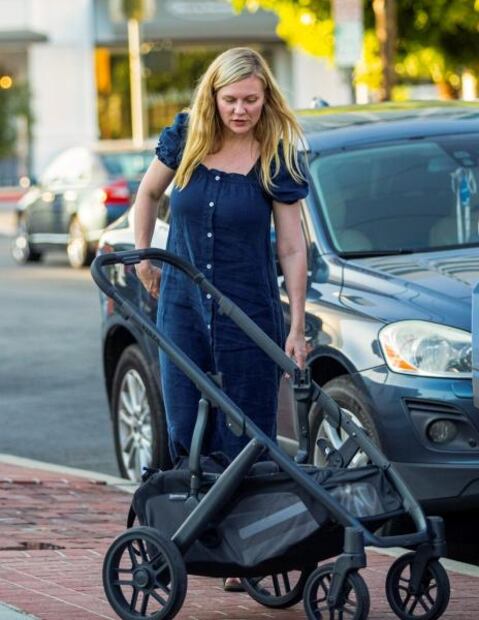 Kirsten Dunst deslumbra con vestido azul en LA tras nacimiento de su bebé