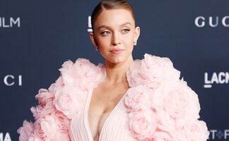 Sydney Sweeney luce su ropa interior a la vista con vestido transparente