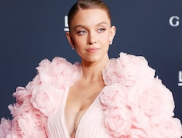 Sydney Sweeney luce su ropa interior a la vista con vestido transparente