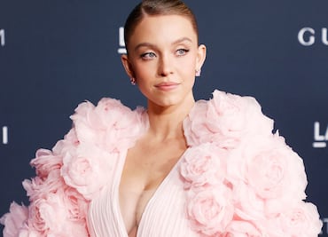 Sydney Sweeney luce su ropa interior a la vista con vestido transparente