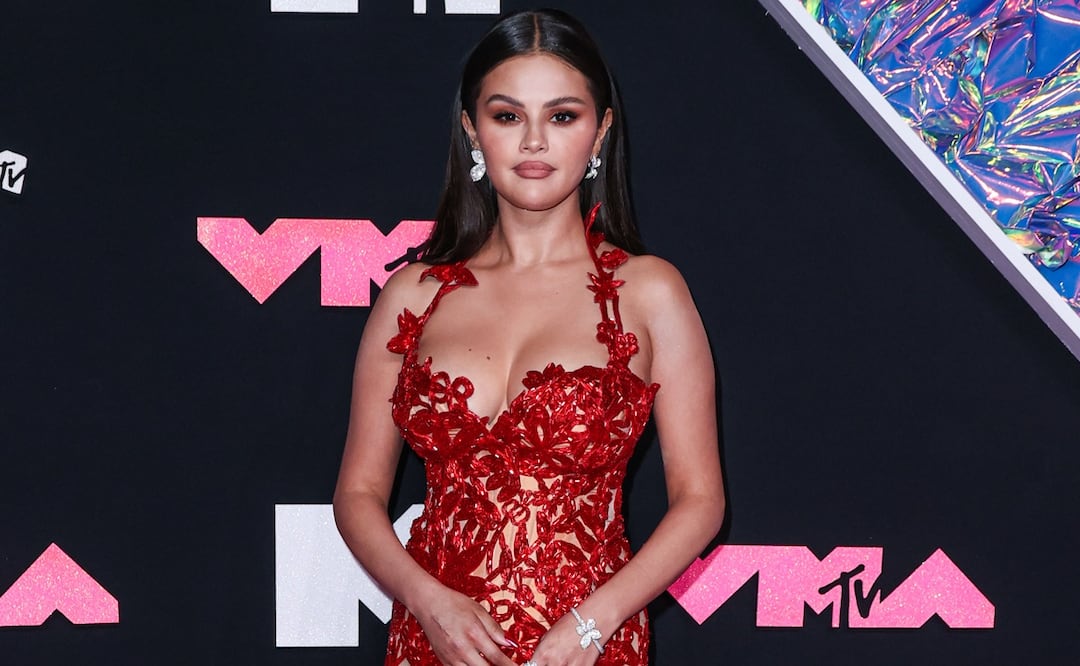 Selena Gomez se une a la tendencia sin pantalón con glamuroso blazer negro en París. Foto: Sipa vía Grosby