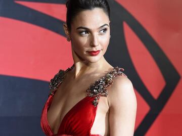 Gal Gadot trae de regreso la tendencia de látex con vestido ajustado en Brasil