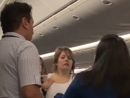 Hospitalizan a azafata tras altercado con pasajera en vuelo a Chicago