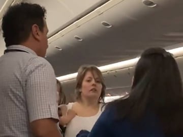 Hospitalizan a azafata tras altercado con pasajera en vuelo a Chicago