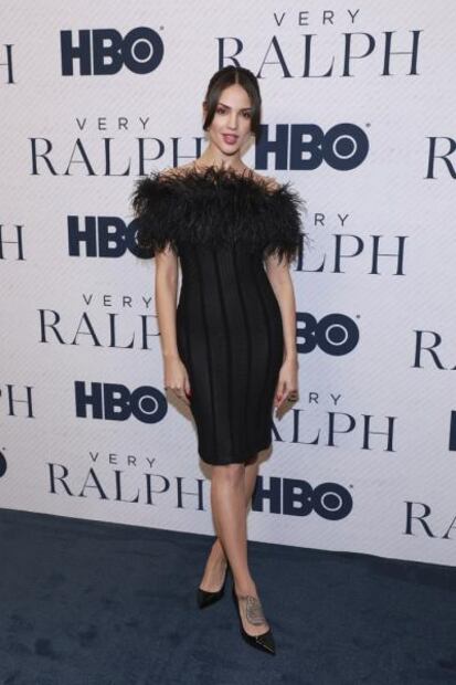 Eiza González conquista Beverly Hills con vestido negro entallado 
