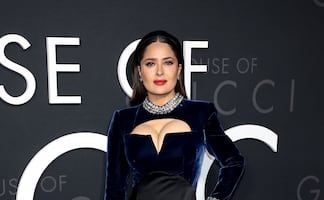 El escotado traje de baño con el que Salma Hayek deslumbró