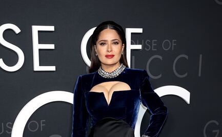El escotado traje de baño con el que Salma Hayek deslumbró