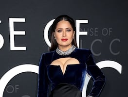 El escotado traje de baño con el que Salma Hayek deslumbró