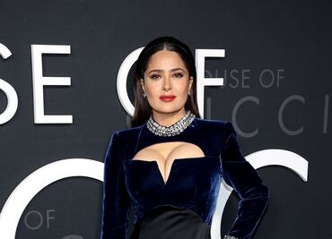 El escotado traje de baño con el que Salma Hayek deslumbró