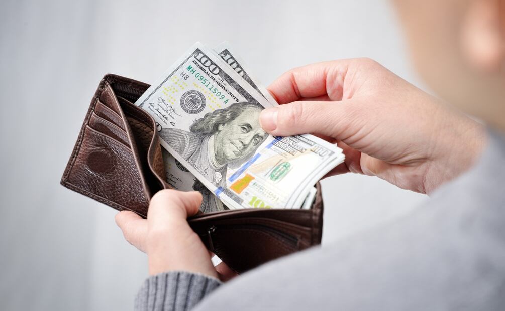 Hábitos diarios que te harán tener más dinero, según Harvard. Foto: iStock / Serhii Shleihel