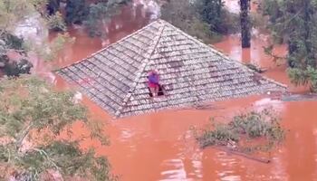 Rescatan a personas desde los techos de sus casas tras históricas inundaciones en Brasil. VIDEO
