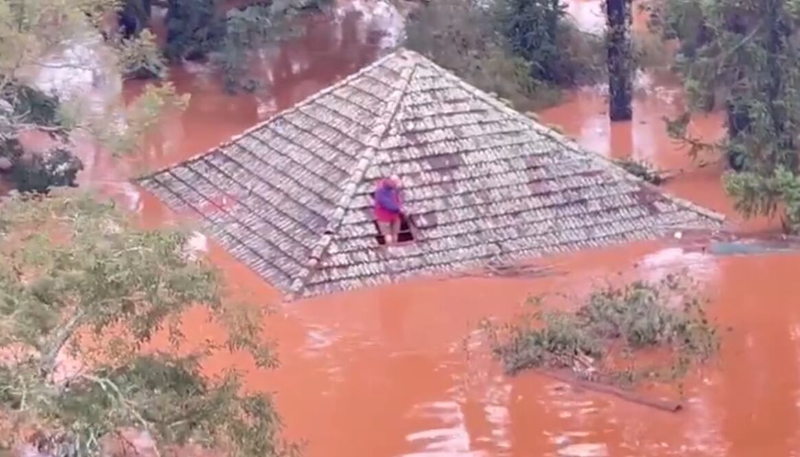 Brasil. Rescatan a personas desde los techos de sus casas por históricas inundaciones. Foto: Twitter @brigadamilitar_