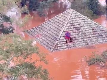 Rescatan a personas desde los techos de sus casas tras históricas inundaciones en Brasil. VIDEO