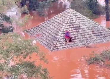 Rescatan a personas desde los techos de sus casas tras históricas inundaciones en Brasil. VIDEO